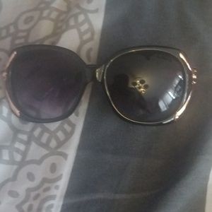 I m selling Loui Vuitton sunshades